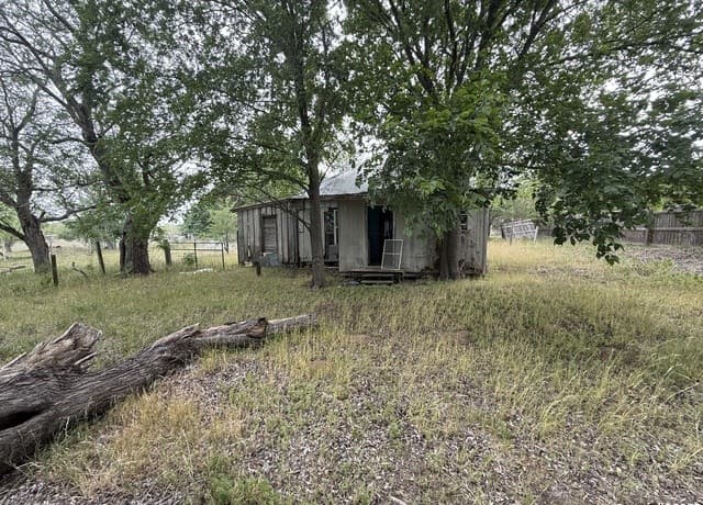3-bedroom rental at 904 W. West Street in Stockdale, TX — photo 3