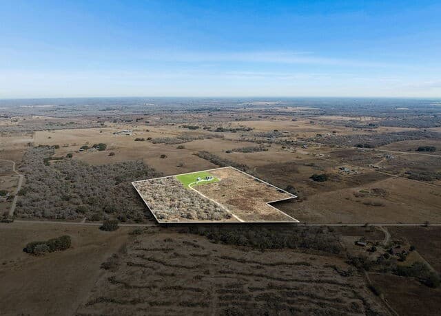 3-bedroom rental at 5476 County Road 427 in Stockdale, TX — photo 3