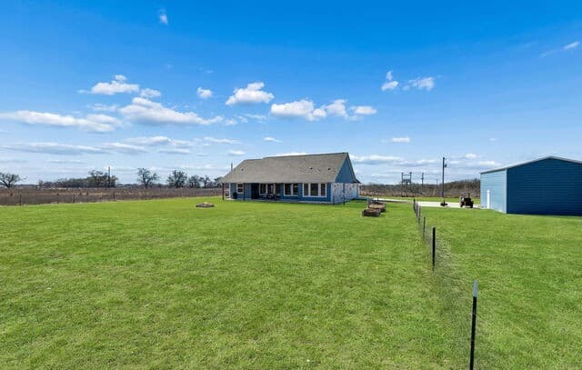 3-bedroom rental at 5476 County Road 427 in Stockdale, TX — photo 5