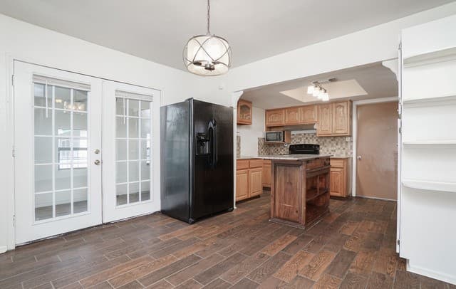 3-bedroom rental at 7610 Meadow Green in San Antonio, TX — photo 3