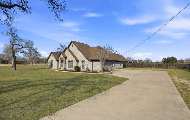 4-bedroom rental at 108 Abrego Ridge in Floresville, TX — photo 3