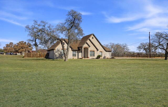 4-bedroom rental at 108 Abrego Ridge in Floresville, TX — photo 5