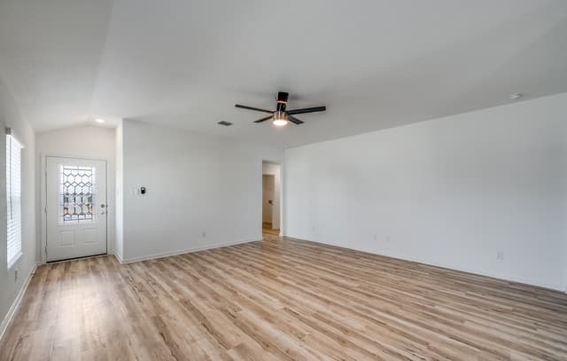 3-bedroom rental at 11503 Lazybird in San Antonio, TX — photo 4