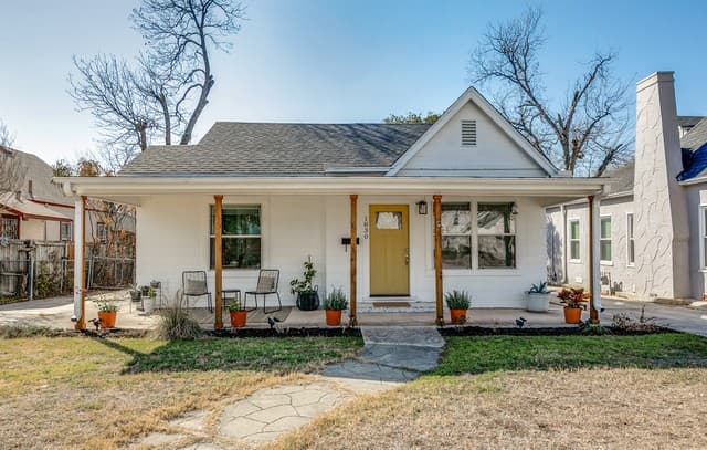 3-bedroom rental at 1830 W Magnolia in San Antonio, TX — photo 1
