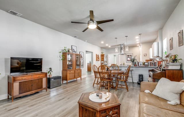 3-bedroom rental at 1830 W Magnolia in San Antonio, TX — photo 5