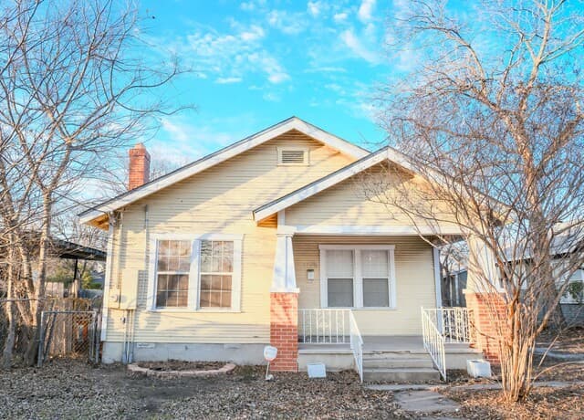 2-bedroom rental at 1725 W Craig in San Antonio, TX — photo 1
