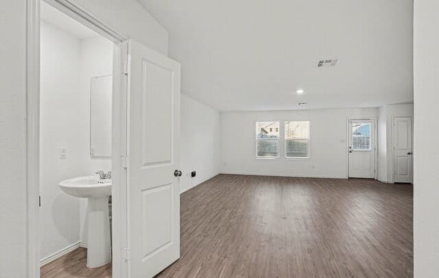 4-bedroom rental at 5459 Daphne Path in San Antonio, TX — photo 3