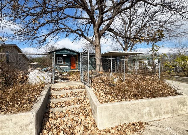 3-bedroom rental at 1513 Gibbs in San Antonio, TX — photo 1