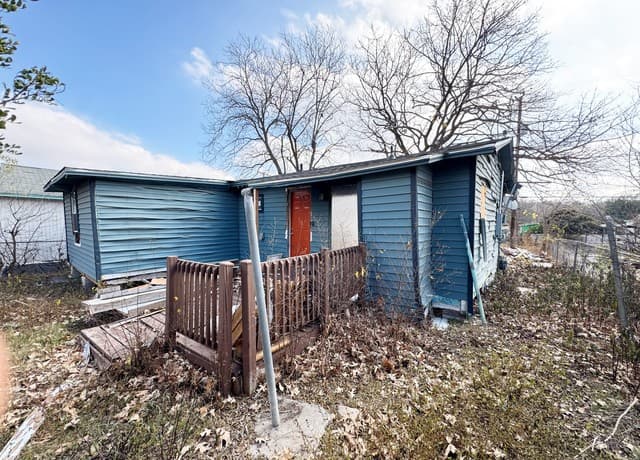 3-bedroom rental at 1513 Gibbs in San Antonio, TX — photo 4