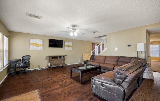 4-bedroom rental at 7318 Raintree in San Antonio, TX — photo 2