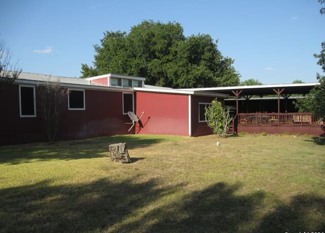 3-bedroom rental at 580 Cr 663 in Devine, TX — photo 3