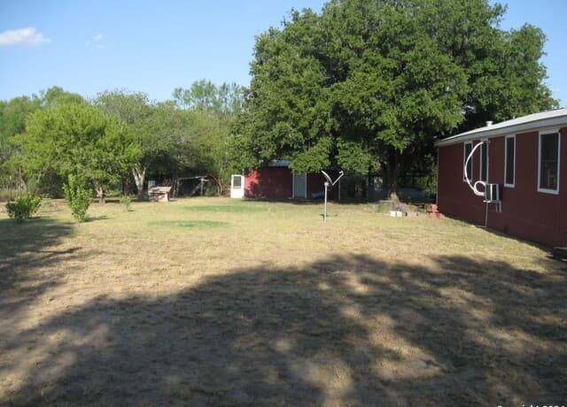 3-bedroom rental at 580 Cr 663 in Devine, TX — photo 4