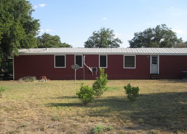 3-bedroom rental at 580 Cr 663 in Devine, TX — photo 5