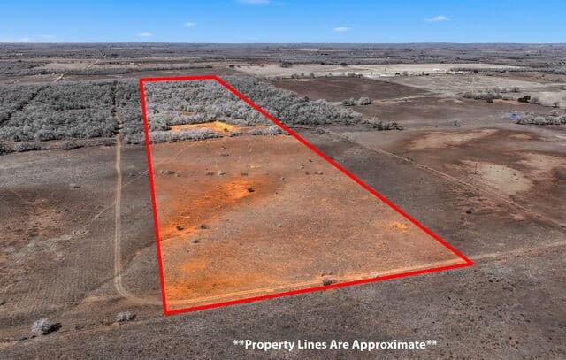 rental at 1895 County Road 448 in Stockdale, TX — photo 4