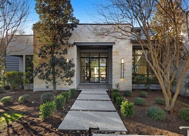 5-bedroom rental at 2 Via Aragon in San Antonio, TX — photo 2