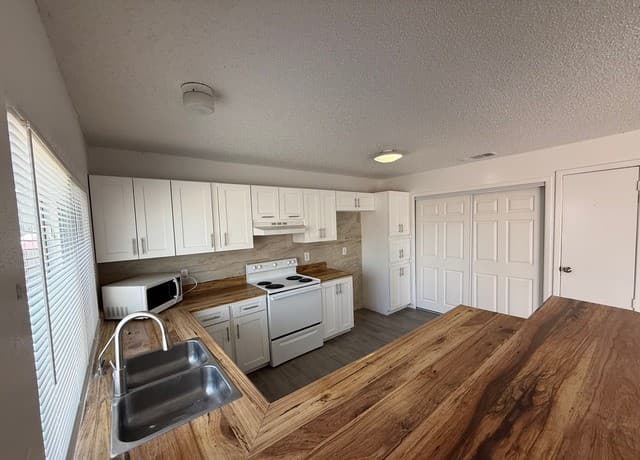 3-bedroom rental at 1318 Bayou Dr in San Antonio, TX — photo 3