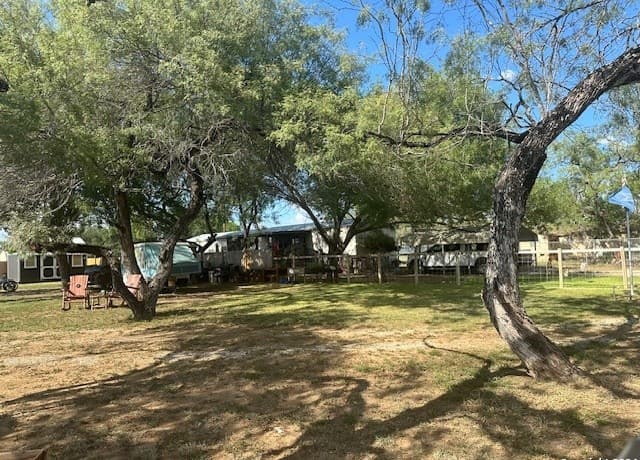 rental at 2350 N State Highway 16 in Jourdanton, TX — photo 1