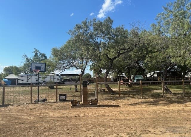rental at 2350 N State Highway 16 in Jourdanton, TX — photo 2