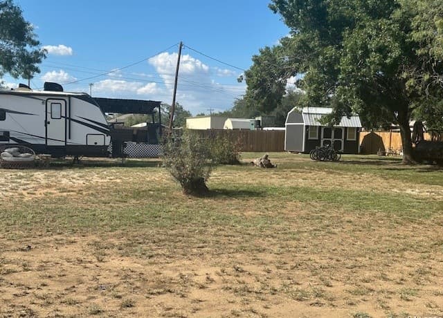 rental at 2350 N State Highway 16 in Jourdanton, TX — photo 4