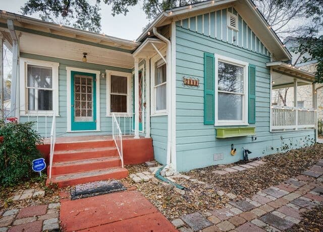 4-bedroom rental at 2141 W Magnolia Avenue in San Antonio, TX — photo 2