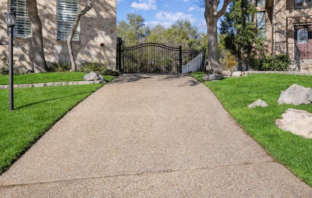 4-bedroom rental at 6807 Arrow Way in San Antonio, TX — photo 4