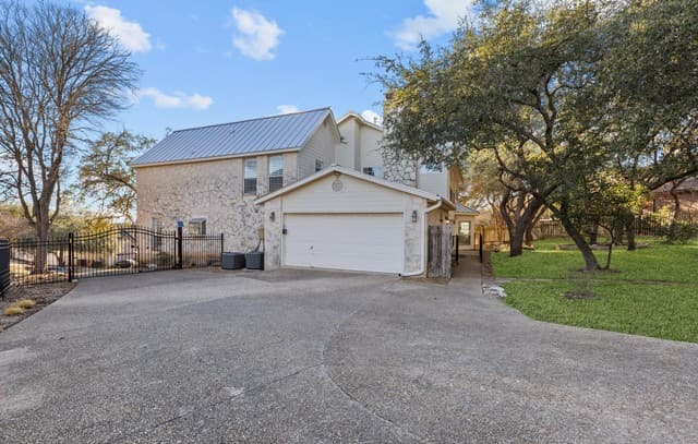 4-bedroom rental at 6807 Arrow Way in San Antonio, TX — photo 5