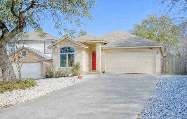 3-bedroom rental at 6003 Woodway in San Antonio, TX — photo 2