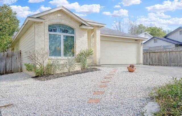 3-bedroom rental at 6003 Woodway in San Antonio, TX — photo 3