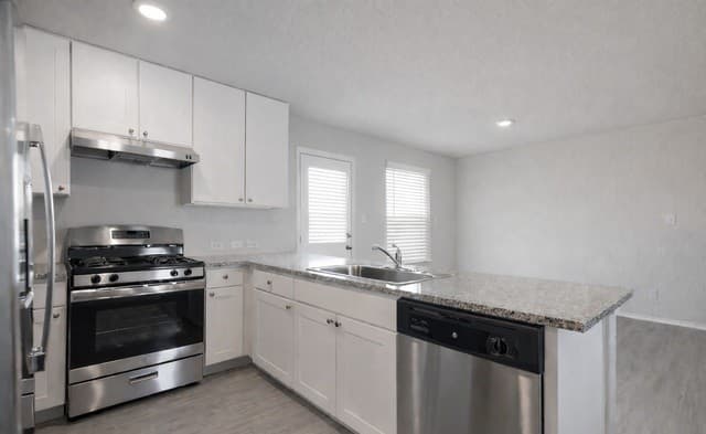 3-bedroom rental at 7411 Donkey Valley in San Antonio, TX — photo 3
