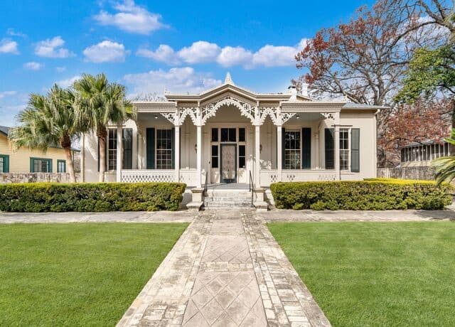 5-bedroom rental at 231 Washington in San Antonio, TX — photo 5