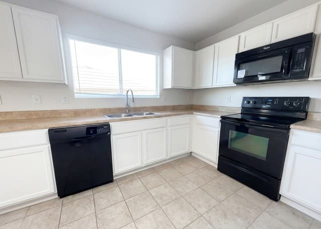 3-bedroom rental at 16114 Julep Chase in Selma, TX — photo 2