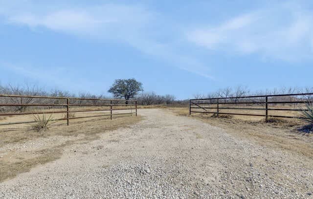 4-bedroom rental at 16282 Fm 472 in Bigfoot, TX — photo 5