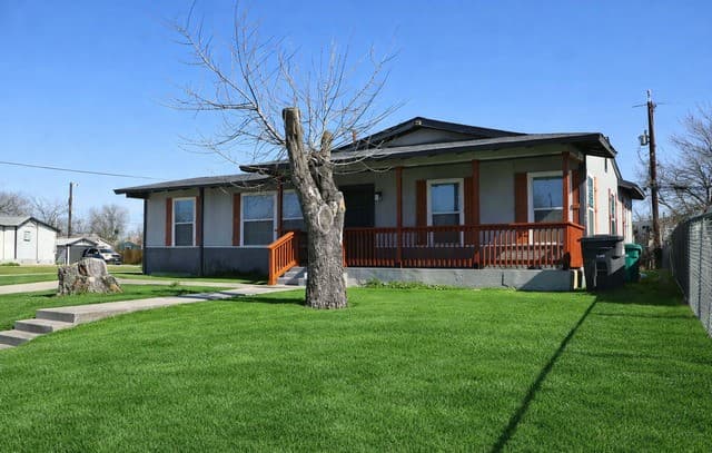 3-bedroom rental at 2231 Waverly Ave in San Antonio, TX — photo 1