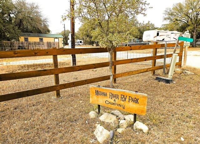 rental at 605 Lakeshore Ln in Bandera, TX — photo 2