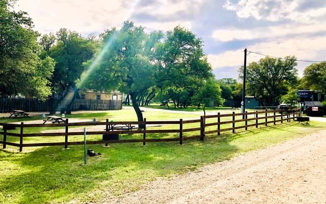 rental at 605 Lakeshore Ln in Bandera, TX — photo 4