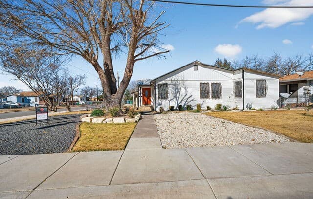 4-bedroom rental at 843 Hoover Ave in San Antonio, TX — photo 2