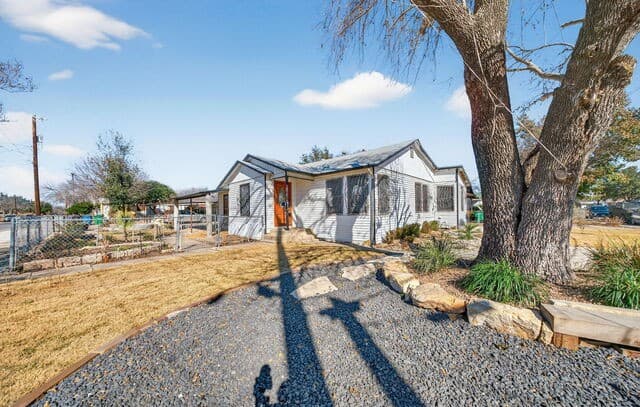 4-bedroom rental at 843 Hoover Ave in San Antonio, TX — photo 4