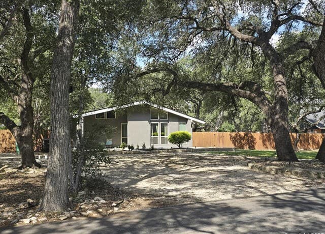 3-bedroom rental at 8715 Post Oak in San Antonio, TX — photo 2