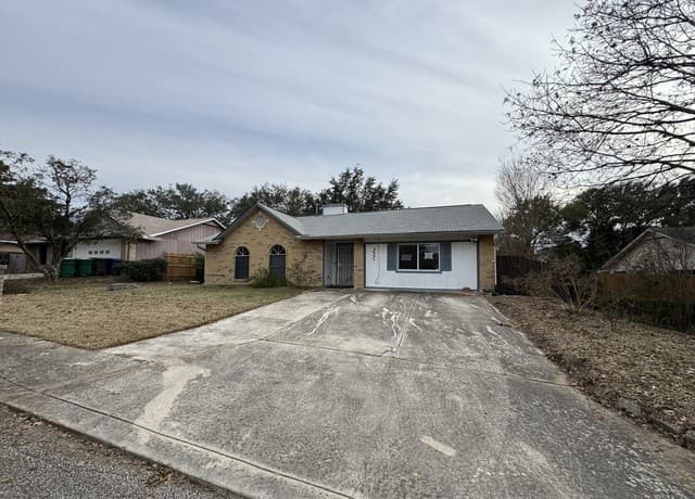 3-bedroom rental at 5303 Flying Hooves in San Antonio, TX — photo 2