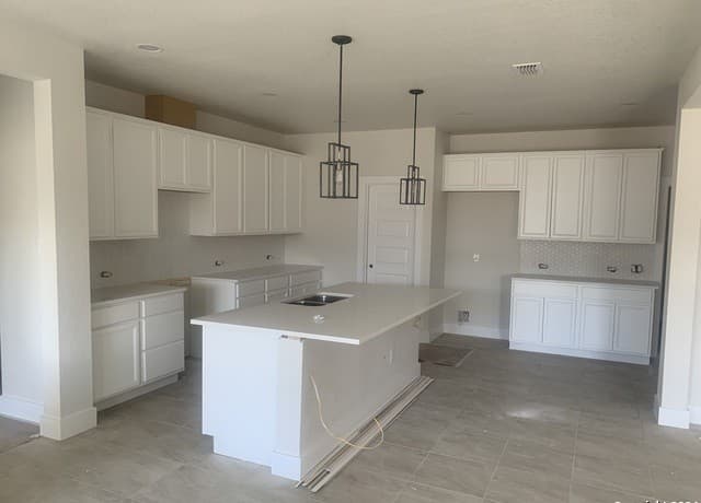 5-bedroom rental at 26011 Cotaco Creek in Boerne, TX — photo 5