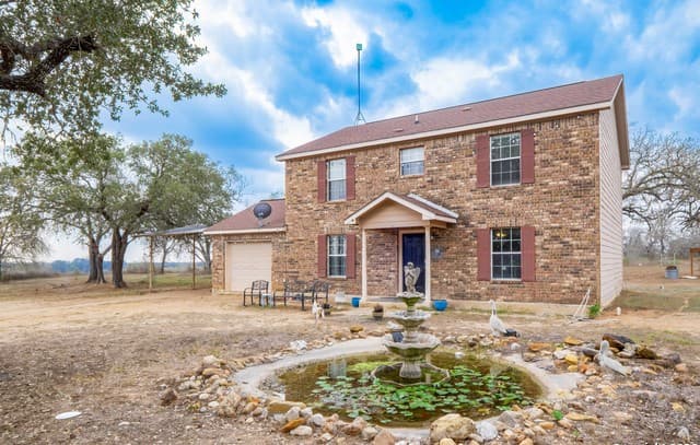4-bedroom rental at 1655 Eichman Rd in Poteet, TX — photo 2