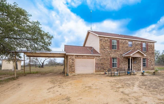 4-bedroom rental at 1655 Eichman Rd in Poteet, TX — photo 3