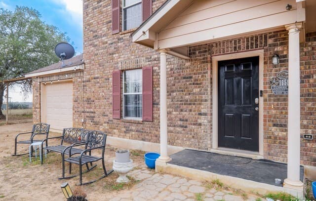 4-bedroom rental at 1655 Eichman Rd in Poteet, TX — photo 4