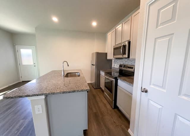 3-bedroom rental at 431 Pleasanton Way in San Antonio, TX — photo 2