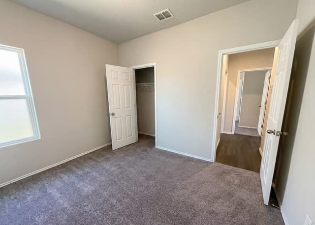 3-bedroom rental at 431 Pleasanton Way in San Antonio, TX — photo 4
