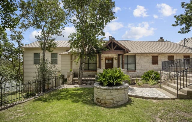 3-bedroom rental at 481 Private Road 2610 in Mico, TX — photo 2