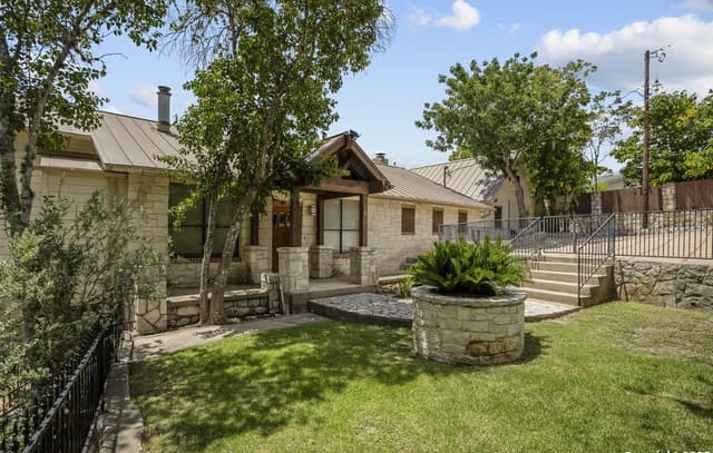 3-bedroom rental at 481 Private Road 2610 in Mico, TX — photo 3