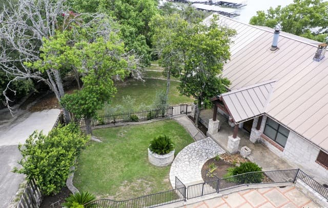 3-bedroom rental at 481 Private Road 2610 in Mico, TX — photo 4