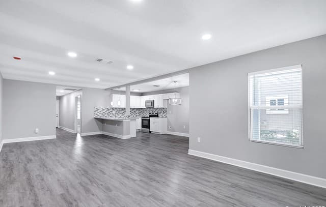 4-bedroom rental at 1938 W Ashby Pl in San Antonio, TX — photo 4