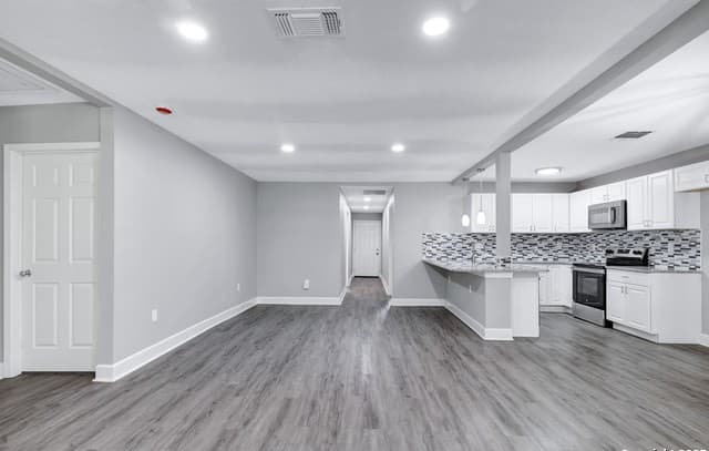 4-bedroom rental at 1938 W Ashby Pl in San Antonio, TX — photo 5